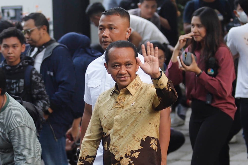 Ketua Umum Partai Golkar Bahlil Lahadalia melambaikan tangan saat tiba di kediaman Presiden Terpilih Prabowo Subianto, Kertanegara, Jakarta Selatan, Senin (14/10/2024)./Bisnis-Eusebio Chrysnamurti