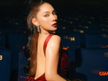 Mengambil pose look-back yang dramatis di barisan kursi bioskop, Dinda Kirana memamerkan detail potongan backless dari gaunnya. Tatapan matanya yang tajam dipadukan dengan lipstik merah merona sukses memancarkan aura paripurna yang begitu kuat. (Foto: dok Instagram dindakirana.s)