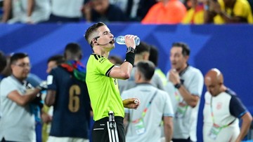 Wasit Piala Dunia 2026 menyempatkan diri minum di sela laga Pantai Gading Vs Ekuador. Foto: Anadolu via Getty Images/Anadolu