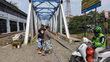 Viral di Medsos, Aksi Ojol Terobos Jembatan Rel Kereta Api di Petamburan Bikin KAI Prihatin