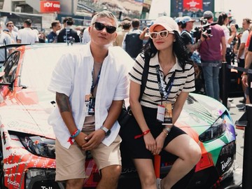 Gading Marten mengajak Medina Dina ke Prancis nonton balapan mobil. Kebetulan bintang film Love For Sale itu datang untuk mendukung Sean Gelael yang tanding di 24 Hours of Le Mans. (Foto: dok Instagram gadiiing)
