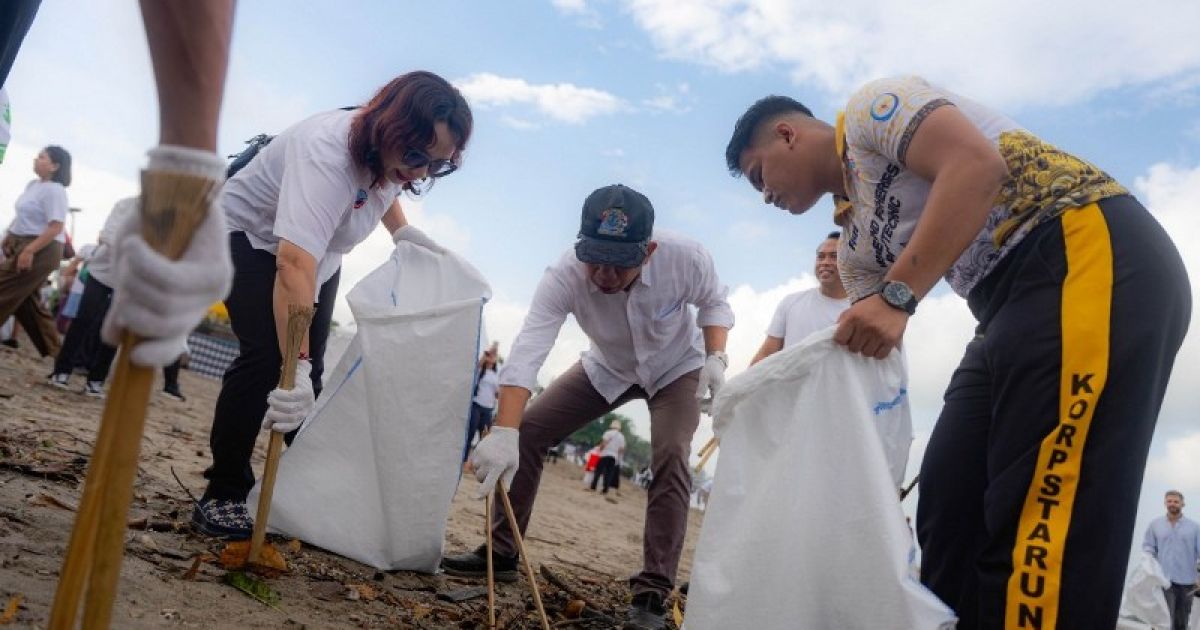 DANA dan KKP Perkuat Komitmen Blue Economy Lewat Aksi Bersihkan Pantai