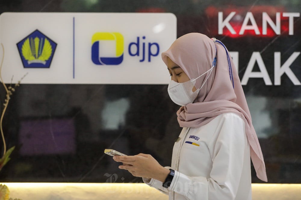 Karyawati beraktivitas di salah satu kantor pajak di Jakarta, Senin (14/10/2024). Bisnis/Arief Hermawan P