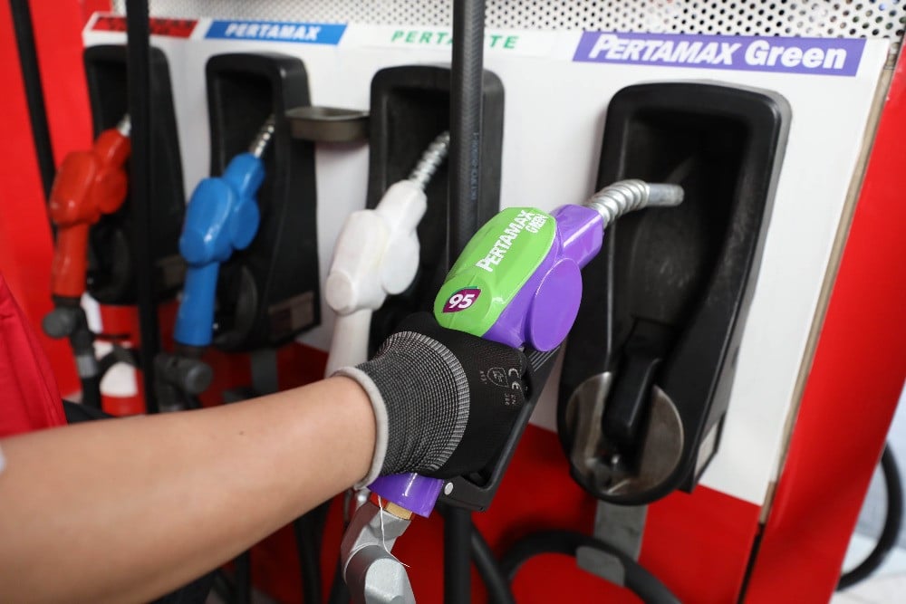 Petugas bersiap melakukan pengisian Bahan Bakar Minyak (BBM) jenis Pertamax Green 95 saat peluncuran di Jakarta, Senin (24/7/2023).  JIBI/Bisnis/Eusebio Chrysnamurti