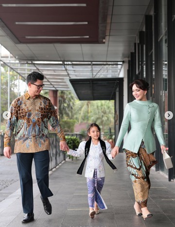 Ilustrasi: Momen Kebersamaan Shandy Aulia dan David Herbowo Rayakan Kelulusan Putri Semata Wayang