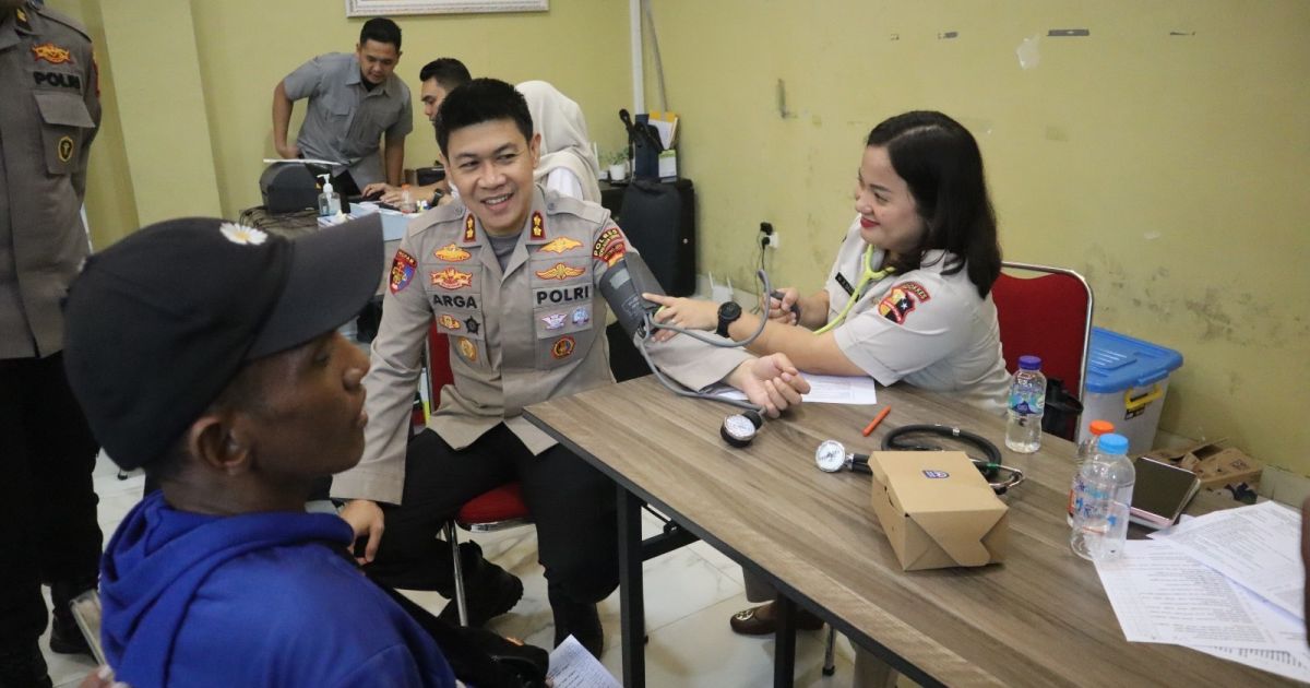 Kapolres Kepulauan Seribu AKBP Argadija Putra saat mengikuti donor darah untuk menyambut HUT ke-80 Bhayangkara di Polres Kepulauan Seribu, Kamis (18/06/2026). [Foto: Polres Kepulauan Seribu]