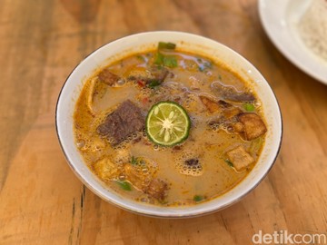 Soto Arab Betawi jadi salah satu tenant unik di Blok M Hub. Kedainya bernama Kebab by Baba Fira. Menu ini memadukan soto Betawi dengan sentuhan rempah khas Timur Tengah. Foto: detikcom/Riska Fitria