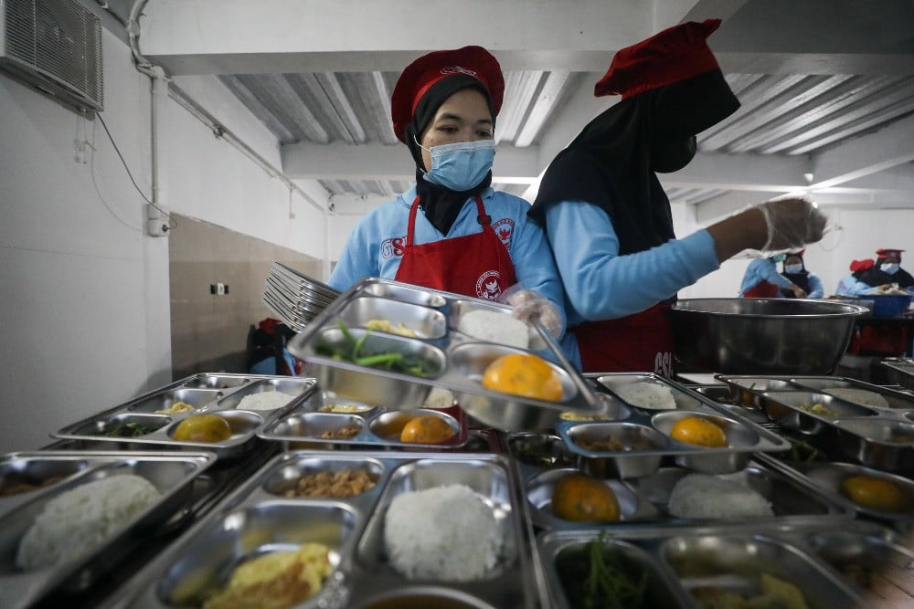 Pekerja menyiapkan menu makanan sebelum didistribusikan ke sekolah, di Satuan Pelayanan Pemenuhan Gizi (SPPG) Dapur Kebayunan, Depok, Jawa Barat, Senin (6/1/2025). Badan Gizi Nasional (BGN) mengoperasikan 190 SPPG atau dapur untuk mendukung program Makan Bergizi Gratis (MBG). -JIBI/Bisnis/Arief Hermawan