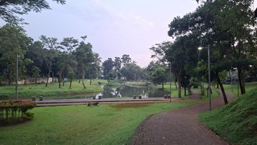 Taman Cempaka terletak di daerah Cilangkap, RW 004, Cipayung, Jakarta Timur. Taman ini memiliki luas 7 hektar dengan pemandangan sehijau ini. (Hans Wilhem/detikTravel)