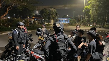 Pencegahan Tawuran Remaja Meningkat: Brimob Polda Metro Jaya Amankan Enam Pelajar dan Sita Senjata Tajam