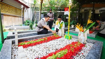 Kapolri Ziarah ke Makam Gus Dur, Mengenang Jejak Nasionalisme Jelang Hari Bhayangkara ke-80
