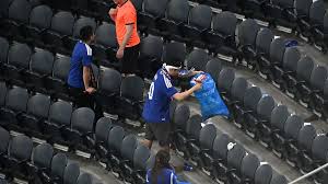 Aufräumaktionen japanischer Fans haben Tradition. (Foto: picture alliance/dpa/AP)