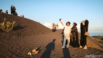 Suasana bekas tambang di  Lombok Timur, NTB yang mirip padang pasir Timur Tengah (Sanusi Ardi W/detikBali)