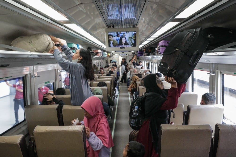 Calon penumpang memasuki gerbong kereta api jarak jauh di Stasiun Pasar Senen, Jakarta, Rabu (26/3/2025). Bisnis/Fanny Kusumawardhani