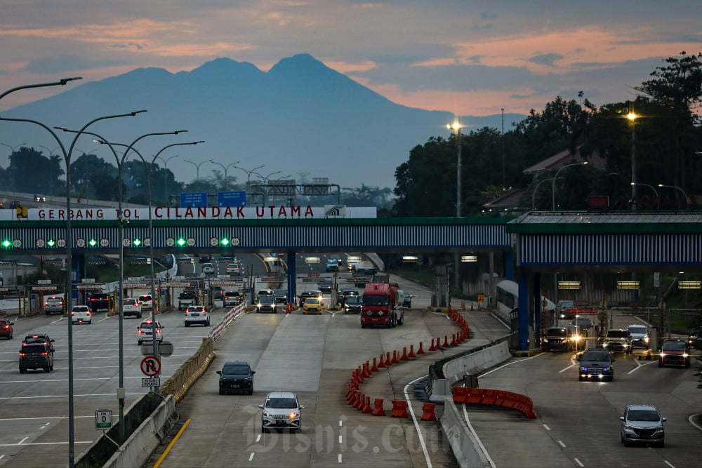 Sejumlah kendaraan melintasi gerbang tol Cilandak Utama untuk melakukan transaksi di Jakarta. Bisnis/Arief Hermawan P