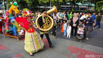 Suasana Car Free Day (CFD) di kawasan Sudirman–Thamrin, Jakarta, Minggu (21/6/2026), tampak lebih semarak dari biasanya.