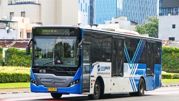 Bus Transjakarta Tabrak Pembatas di Cikoko, Kemacetan Parah Landa Jalan MT Haryono Pagi Ini