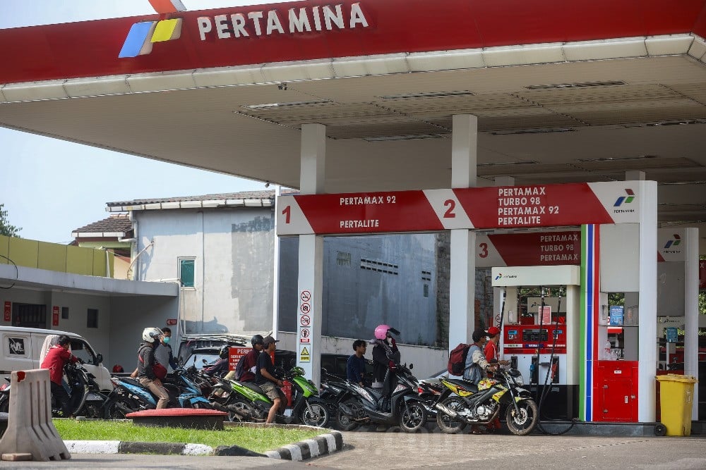 Pengendara motor mengisi bahan bakar di SPBU Pertamina di Jakarta, Rabu (9/7/2025)./Bisnis-Abdurachman