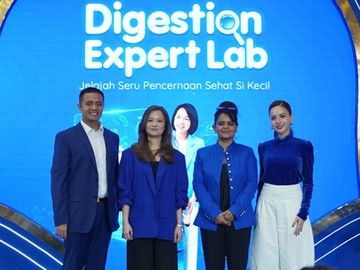 Dokter Spesialis Anak dr. Miza Afrizal Azwir, Category Marketing Manager PT Nestlé Indonesia Vera Gozali, Direktur PT Nestlé Indonesia Mrinalini Mankotia, dan penyanyi Anggi Marito. Foto: Dok. Lactogrow