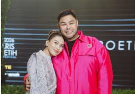 Ilustrasi: Sikap Tulus Ivan Gunawan Mengenai Kebahagiaan Ayu Ting Ting: Dukungan Penuh untuk Masa Depan Sang Penyanyi