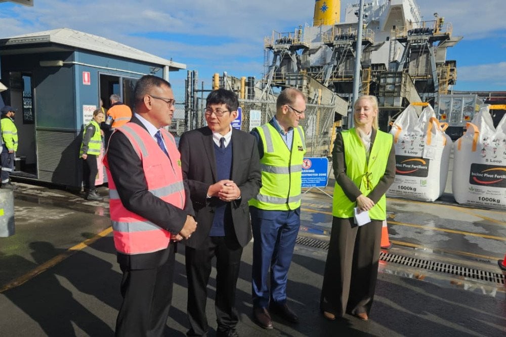 Presiden Direktur PT Pupuk Indonesia Rahmad Pribadi (kiri), Duta Besar Indonesia untuk Australia Siswo Pramono (kedua kiri), dan Wakil Sekretaris Pertama, Kementerian Pertanian, Perikanan, dan Kehutanan Australia Amanda Calmers (kanan) dalam acara seremoni kedatangan kapal pengangkut pupuk urea dari Indonesia ke Australia di Port of Brisbane, Senin (22/6/2026)./Bisnis-Aprianto Cahyo Nugroho