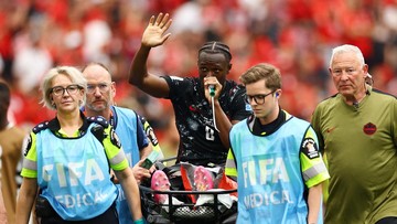Ismael Kone saat ditandu keluar lapangan (Foto: REUTERS/Agustin Marcarian)