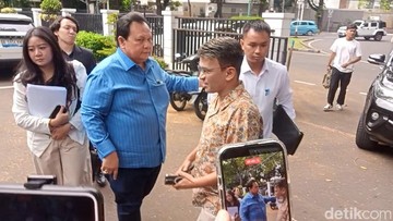 Ruben Onsu dan pengacaranya saat ditemui di kawasan Jakarta. Foto: Muhammad Ahsan Nurrijal/detikcom