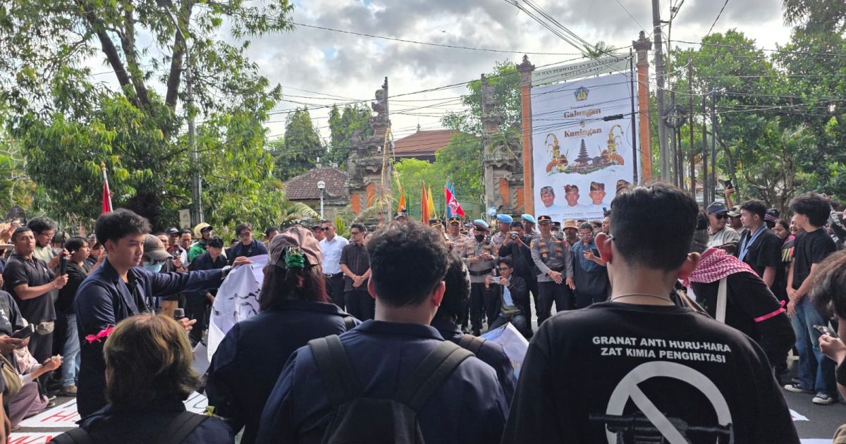 aksi demonstrasi mahasiswa di depan Gedung DPRD Bali , 22 Juni 2025 (Infotren)