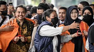 Roy Suryo dan Tifauziah Tyassuma alias dokter Tifa disebut mendapat tawaran restorative justice (RJ) jaksa penuntut umum saat proses pelimpahan tahap II di Kejaksaan Negeri Jakarta Selatan (Kejari Jaksel). (ANTARA FOTO/SULTHONY HASANUDDIN)