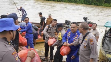 Aksi Nyata Polda Riau Jelajahi Pedalaman Kampar Lewat Program 'JALUR' Distribusikan Bantuan Kemanusiaan