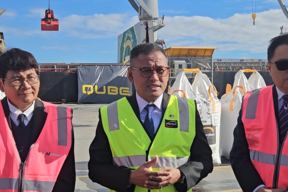 Presiden Direktur PT Pupuk Indonesia (Persero) Rahmad Pribadi didampingi Duta Besar Indonesia untuk Australia Siswo Pramono saat memberikan keterangan di sela-sela seremoni kedatangan kapal yang membawa pupuk urea yang diekspor Pupuk Indonesia di Port of Brisbane, Senin (22/6/2026)./Bisnis-Aprianto Cahyo Nugroho