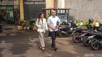 Sarwendah dan pengacaranya di Komnas Perempuan. Foto: Ahsan/detikHOT