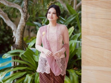 Ini persiapan Aisyah Aqilah saat jadi bridesmaid. Ia terlihat masih memakai jubah mandi tebal berwarna krem dengan rambutnya yang disanggul terdapat tusuk konde hias berwarna emas dan anting. (Foto: dok Instagram aisyahaqilahh)