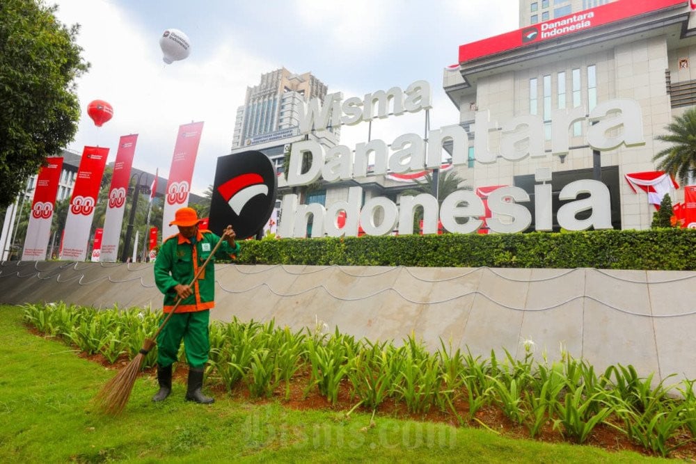 Petugas membersihkan taman di depan Wisma Danantara Indonesia di Jakarta, Senin (18/8/2025). Bisnis/Abdurachman