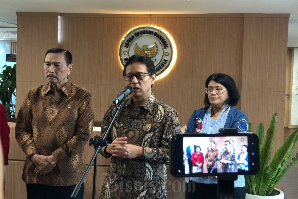 Ki-ka Ketua Dewan Ekonomi Nasional (DEN) Luhut Binsar Pandjaitan bersama Menteri Kesehatan Budi Gunadi Sadikin dan Direktur Jenderal Farmasi dan Alat Kesehatan Kemenkes Lucia Rizka dalam konferensi pers terkait Building Regional and Global Health Resilience in Asean: Vaccine Manufacturing and Pandemic Preparedness and Response (PPR) di kantor DEN, Rabu (24/6/2026)/Bisnis-Annasa Rizki Kamalina.