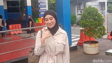 Clara Shinta di Polda Metro Jaya. Foto: Muhammad Ahsan Nurijjal/detikcom