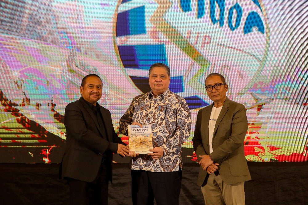 Menteri Koordinator Bidang Perekonomian Airlangga Hartarto (tengah) bersama Presiden Komisaris Bisnis Indonesia Group Hariyadi B. Sukamdani (kiri) dan Presiden Direktur Arif Budisusilo saat acara BIG Economic Insights 2026 di Jakarta, Rabu (24/6/2026). JIBI/Bisnis/Eusebio Chrysnamurti