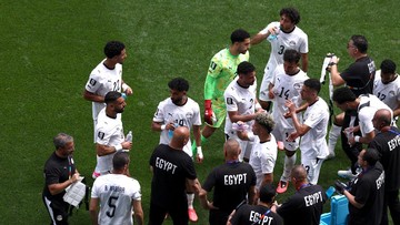 Momen para pemain mendapatkan jeda untuk minum (Foto: REUTERS/Lee Smith)