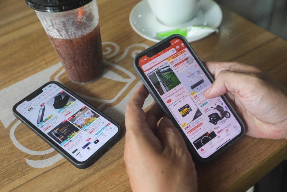 Warga berbelanja secara daring menggunakan e-commerce di Jakarta, Jumat (22/5/2026)./JIBI/Bisnis-Himawan L. Nugraha