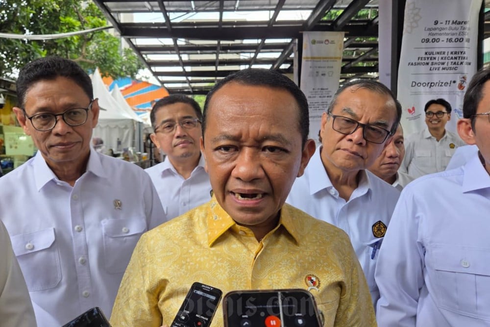 Menteri Energi dan Sumber Daya Mineral (ESDM) Bahlil Lahadalia saat ditemui di Kantor Kementerian ESDM, Jakarta, Senin (9/3/2026)./Bisnis-Mochammad Ryan H