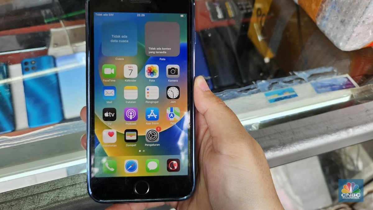 Foto: Handphone dan barang elektronik bekas di pasar loak Jatinegara, Jakarta Timur. (CNBC Indonesia/Intan)