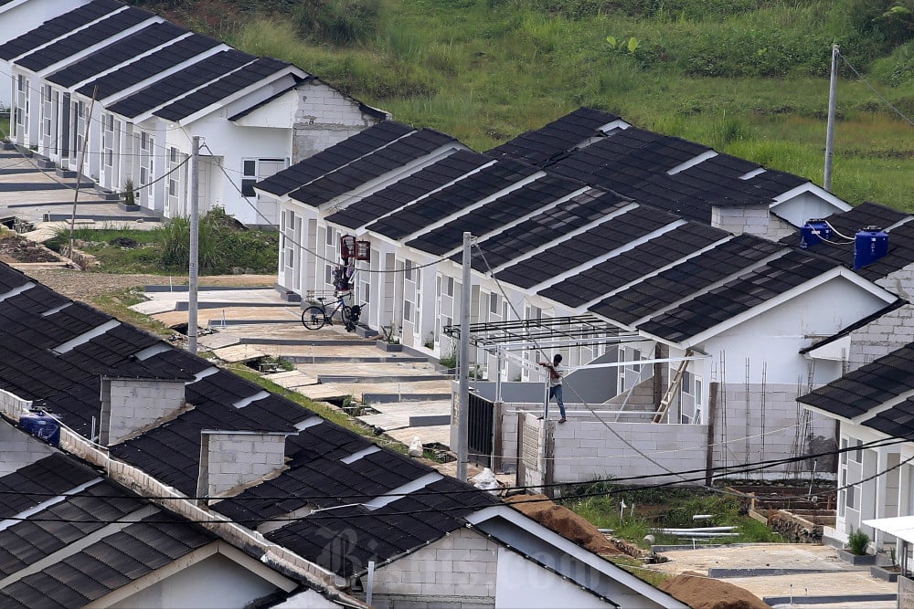 Aktivitas pekerja pada proyek perumahan subsidi di Desa Selacau, Batujajar, Kabupaten Bandung Barat, Jawa Barat, Senin (10/6/2024). Bisnis/Rachman