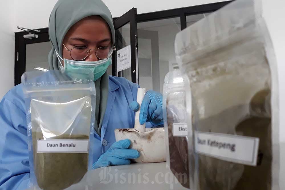 Peniliti Lembaga Ilmu Pengetahuan Indonesia (LIPI) melakukan uji Lab penemuan obat herbal di Pusat Penelitian Kimia Puspitek, Serpong, Tangerang Selatan. Bisnis