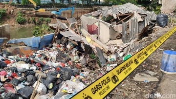 Erosi Bantaran Kanal Banjir Barat: Satu Rumah di Bendungan Hilir Jakarta Pusat Runtuh Dini Hari