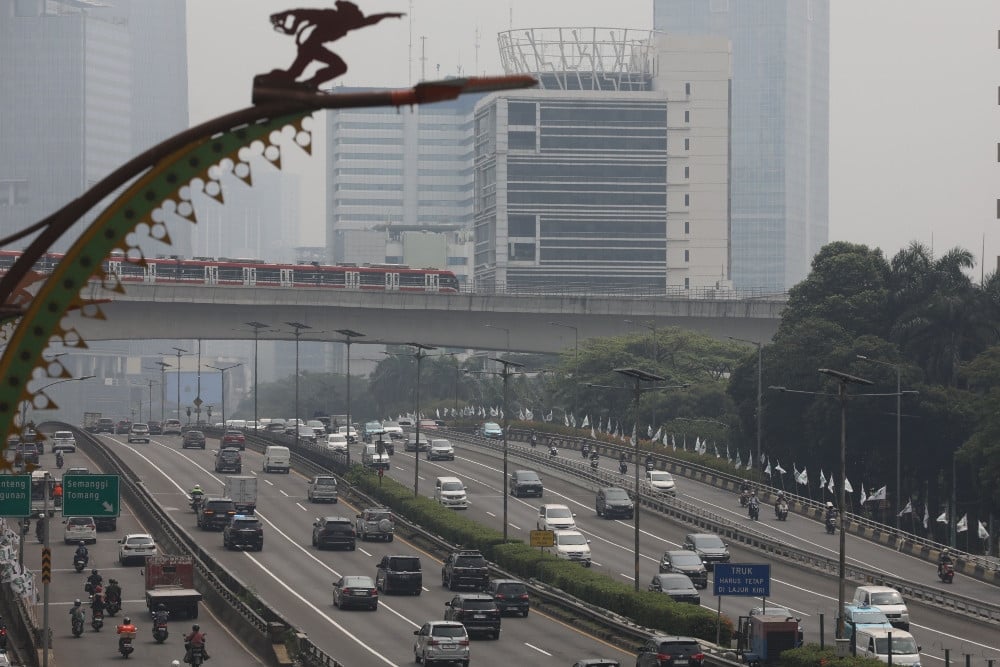 Sejumlah kendaraan melintas diruas jalan tol dalam kota di Jakarta, Senin (28/7/2025). JIBI/Bisnis/Eusebio Chrysnamurti
