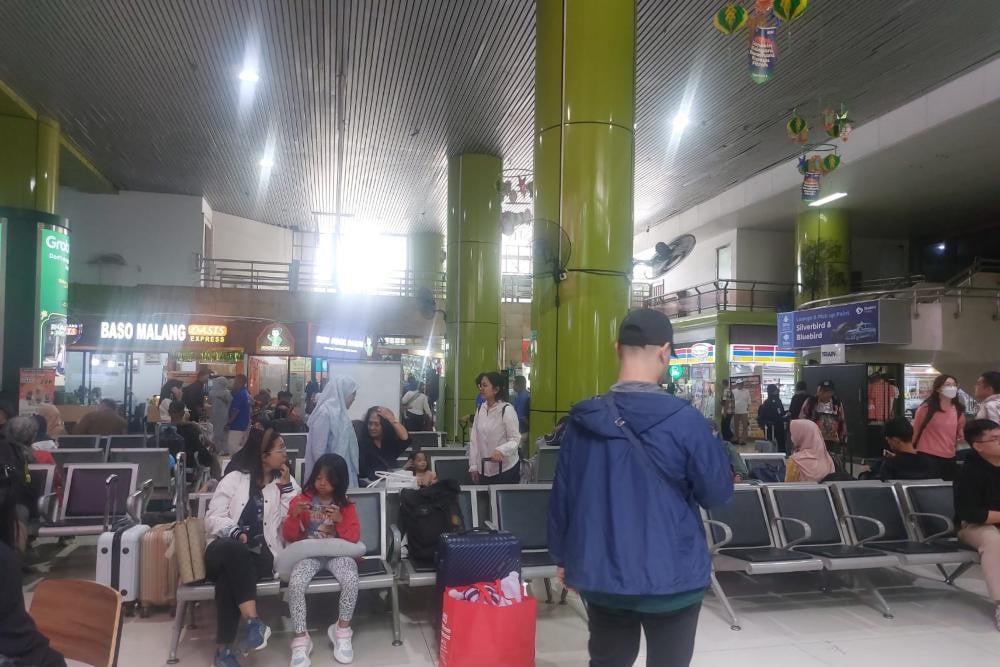 Penumpang mulai berdatangan pada arus balik Lebaran 2026, Senin (23/3/2026) di Stasiun Gambir, Jakarta./Saumi