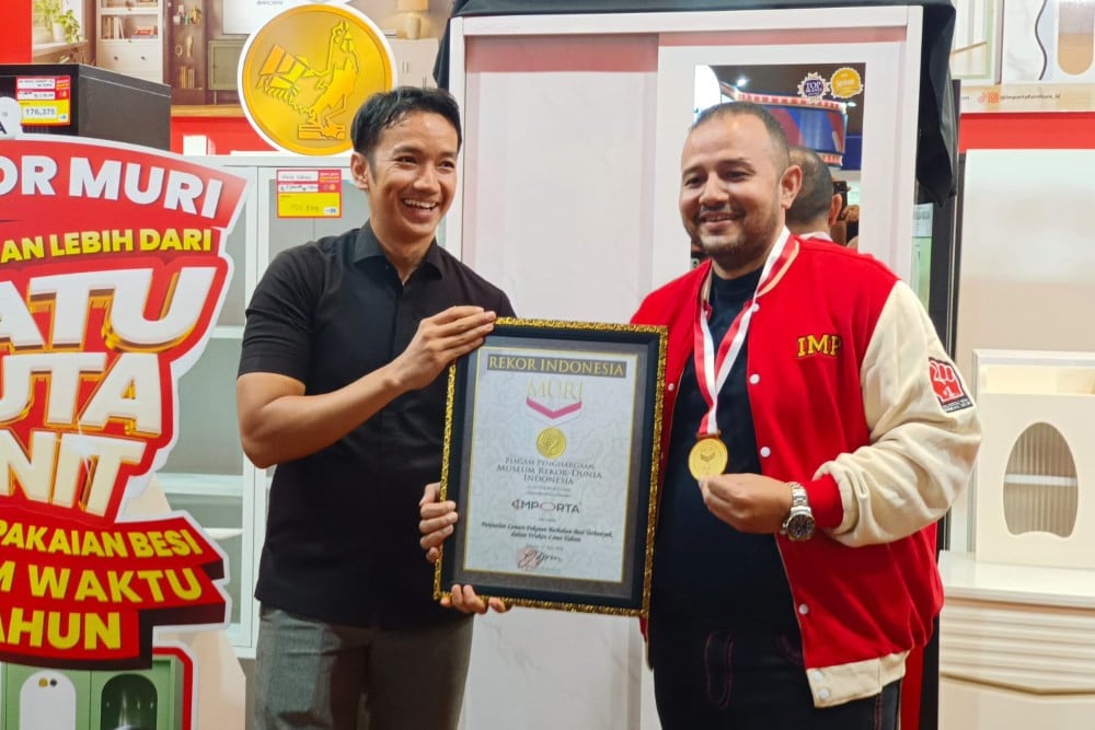 (dari kiri) Perwakilan Muri Triyono dan CEO Importa Nizar Bawazier dalam seremoni penghargaan dari Museum Rekor Dunia Indonesia (MURI) atas pencapaian penjualan satu juta lemari pakaian besi di Indonesia dalam kurun waktu lima tahun yang digelar di Booth Importa Hall B3 No.2, Pekan Raya Jakarta (PRJ) JIEXPO, Jakarta, Sabtu (27/6/2026)./ BISNIS - Aprianus Doni Tolok