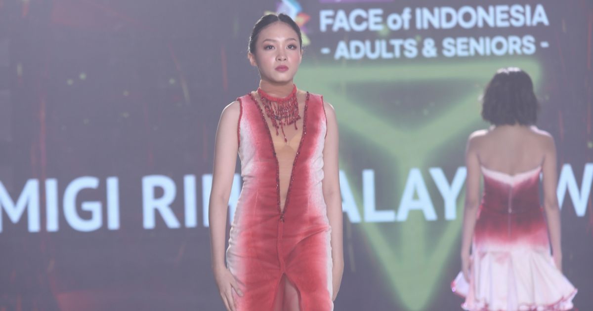 Migi Rihasalay dan Wisnu Aji persembahkan koleksi "Mawar Hitam Berdarah" yang sarat makna perjuangan dalam peragaan busana Face of Indonesia 2026. [Foto: Reza Wibisono]
