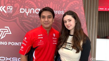 Billy Syahputra dan Vika Kolesnaya perkenalkan anak dengan bahasa Rusia dan Indonesia. Foto: Mauludi Rismoyo