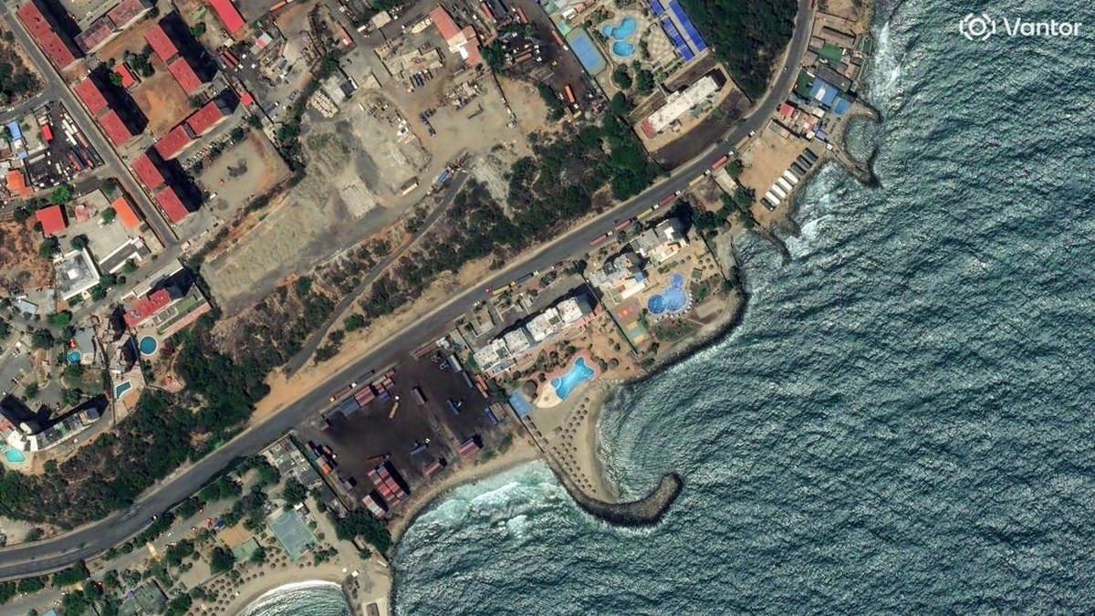 Foto: Citra satelit menunjukkan Avenida La Playa di La Guaira, Venezuela, 8 Mei 2026, sebelum dua gempa bumi dahsyat. (via REUTERS/VANTOR)